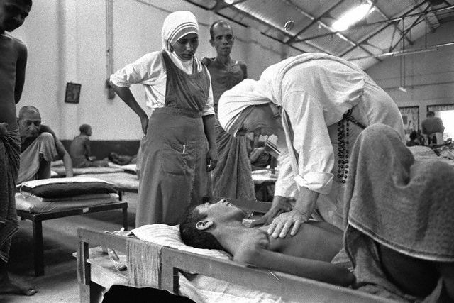 01 Jan 1976 --- Mother Teresa Visits Patients At Kalighat Home For The Dying --- Image by © JP Laffont/Sygma/CORBIS